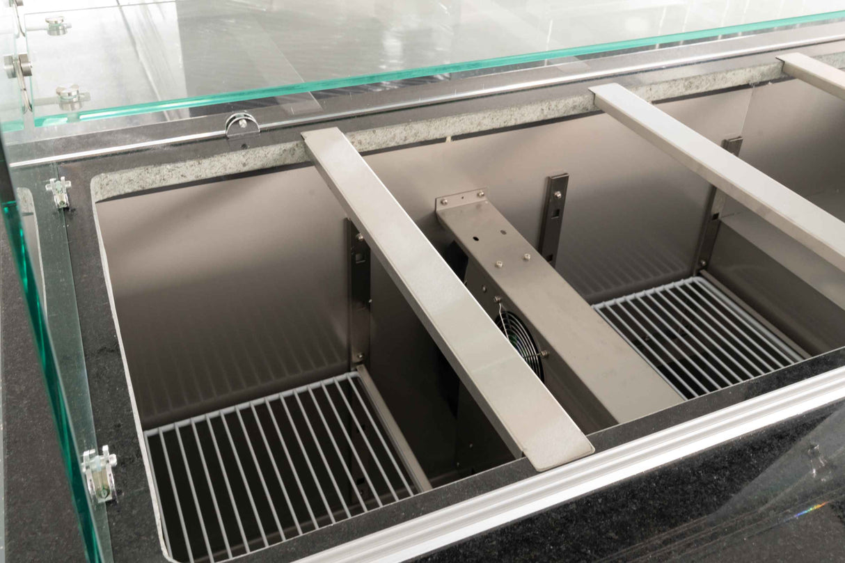 Salattheke mit Aufsatzvitrine 222 cm Schwarz Granit Holzverkleidung B-WARE Gastronics - CPGASTRO