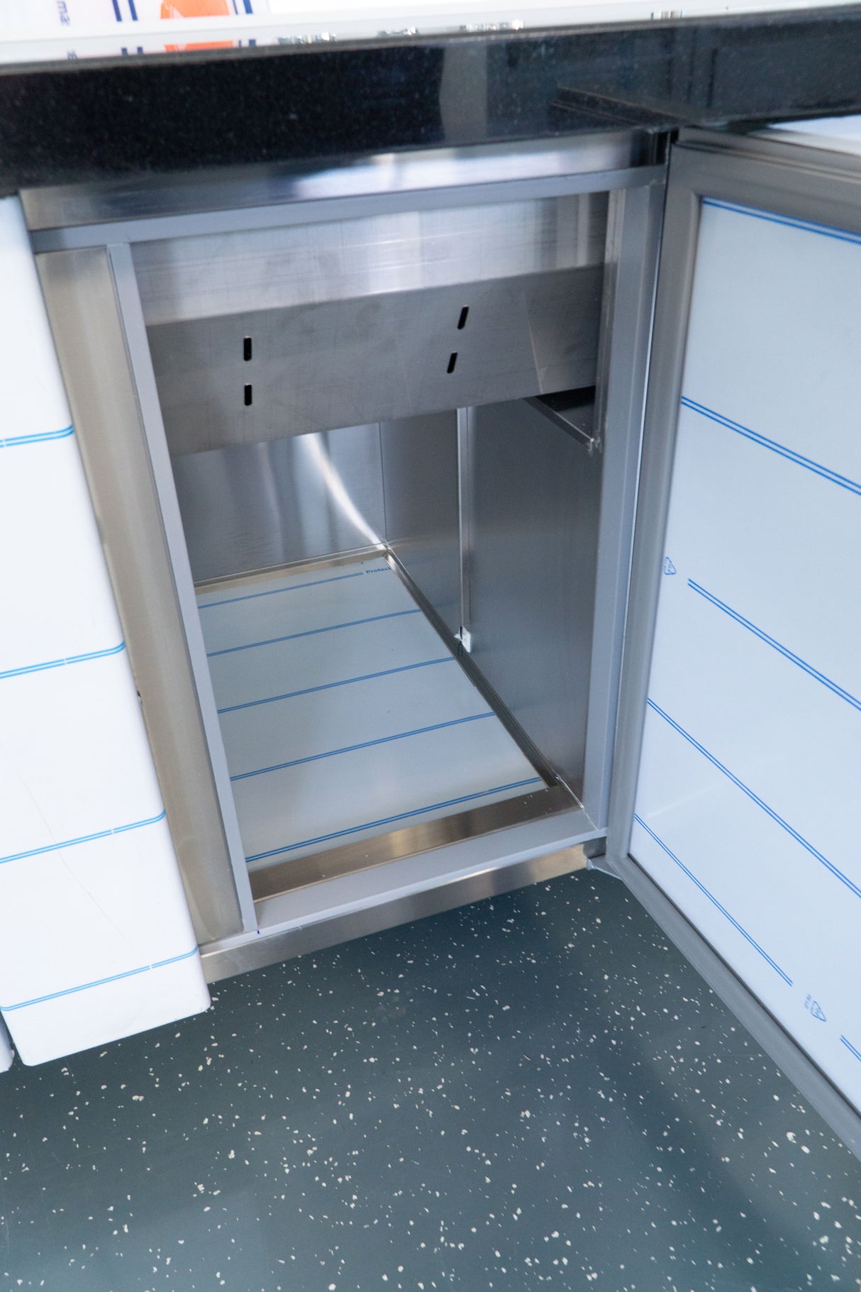 Salattheke SL-D-150 GW BRS TV Umluft Obere Lüftung Schwarz Granit 4x GN 1/1 Dekor Wenge 3 Gastronics - CPGASTRO