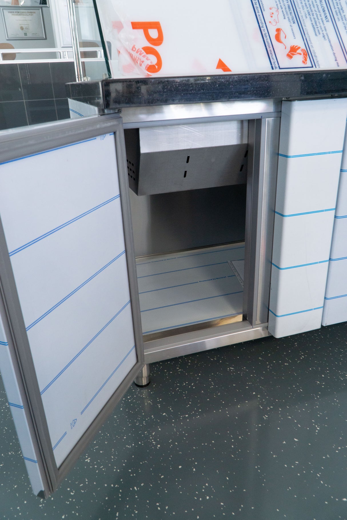 Salattheke SL-D-150 GW BRS TV Umluft Obere Lüftung Schwarz Granit 4x GN 1/1 Dekor Wenge 3 Gastronics - CPGASTRO