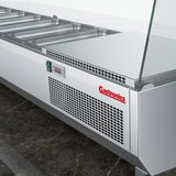 Gastronics Pizzakühltisch Premium – Hochwertige Kühltheke mit schwarzem Compact im Marmor-Design, Fischgrätenverkleidung, LED-Beleuchtung mit 207 x 80 x 145 cm
